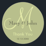 Sage Green Danke, dass du Monogram Sticker hochgez<br><div class="desc">Initial Stickers mit Braut und Bräutigam Namen, Datum der Hochzeit und ein Dankeschön an Sie Ihre Dankbarkeit für Ihren Hochzeitstag oder jeden besondere Anlass zum Ausdruck bringen. Weitere Farben stehen zur Auswahl. Sie können auch die Farbe und den Schriftart anpassen, indem Sie die Schaltfläche "Anpassen" unter dem Produkt verwenden. Benötigen...</div>