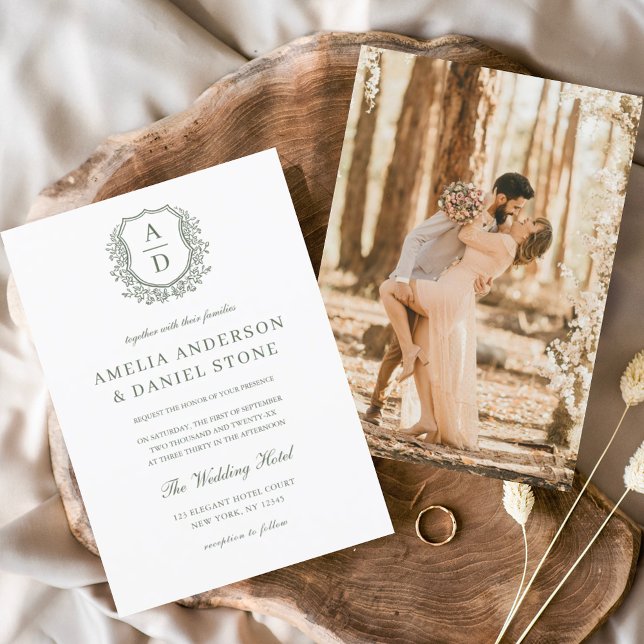 Sage Green Elegant Floral Wappen Monogram Wedding Einladung (Von Creator hochgeladen)