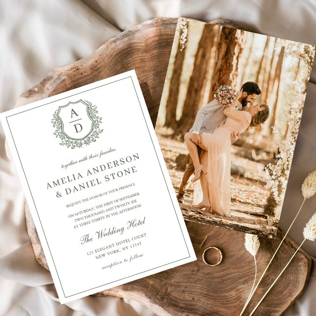 Sage Green Elegant Leafy Wappen Monogram Wedding Einladung (Von Creator hochgeladen)