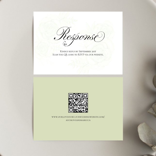 Sage Green Floral QR Code Wedding RSVP Script Karte (Elegant sage green floral RSVP card with QR code and modern calligraphy script)