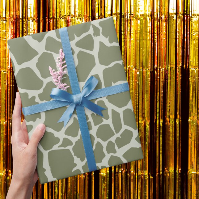 Sage Green Giraffe Print Geschenkpapier (Von Creator hochgeladen)