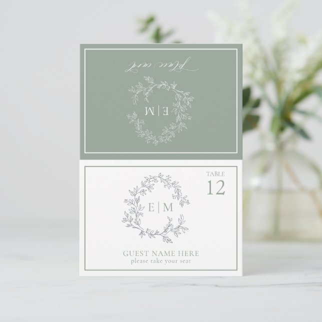 Sage Green Leafy Wappen Monogram Wedding Platzkart RSVP Karte (Stehend Vorderseite)