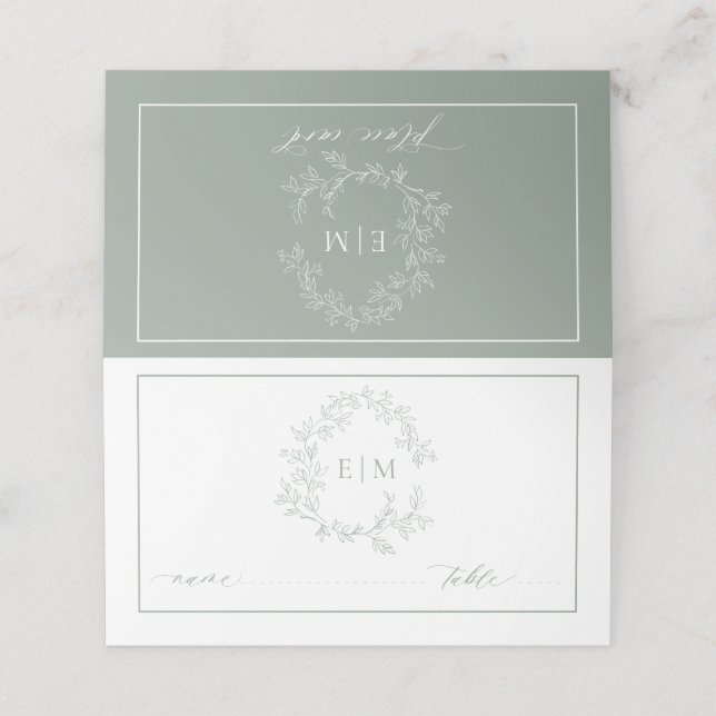 Sage Green Leafy Wappen Monogram Wedding Platzkarte (Außenseite Aufgefaltet)