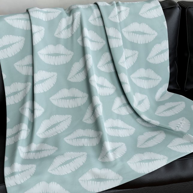 Sage Green Lipstick Kiss Pattern Fleece Blanken (A soft sage green lipstick kiss pattern blanket with space for your text)