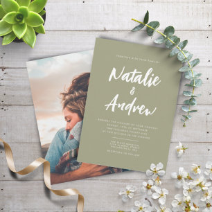 Sage Green Minimalistisch Foto Lässige Skripthochz Einladung