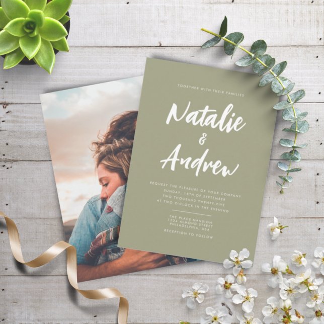 Sage Green Minimalistisch Foto Lässige Skripthochz Einladung (Von Creator hochgeladen)