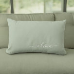 Sage Green Minimalistisch Modern Monogram Elegant Lendenkissen<br><div class="desc">Mit unserer Sage Green Minimalistisch Modern Monogram Elegant Collection: Erleben Sie Ihre Ästhetik mit ruhiger Eleganz und zeitloser Eleganz. Unsere Kollektion präsentiert minimalistische Designs in einer ruhigen, grünen Weiß, ergänzt durch raffinierte Monogramme, die auf Ihren persönlichen Stil zugeschnitten sind. Von der polierten Schreibwaren bis hin zu vielseitigem Zubehör, jedes Stück...</div>