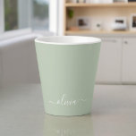 Sage Green Minimalistisch Modern Monogram Elegant Milchtasse<br><div class="desc">Mit unserer Sage Green Minimalistisch Modern Monogram Elegant Collection: Erleben Sie Ihre Ästhetik mit ruhiger Eleganz und zeitloser Eleganz. Unsere Kollektion präsentiert minimalistische Designs in einer ruhigen, grünen Weiß, ergänzt durch raffinierte Monogramme, die auf Ihren persönlichen Stil zugeschnitten sind. Von der polierten Schreibwaren bis hin zu vielseitigem Zubehör, jedes Stück...</div>