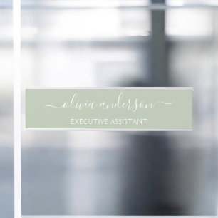 Sage Green Minimalistisch Modern Monogram Elegant Türschild