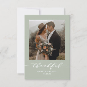 Sage Green Minimalistisch Thankful Script Wedding Dankeskarte