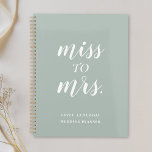 Sage Green Miss an Mrs. Wedding Planner Planer<br><div class="desc">Ein maßgeschneidertes Hochzeitsplaner-Notizbuch mit "Miss to Mrs." modernem Handskriptdesign auf schlauem grünem Hintergrund.</div>
