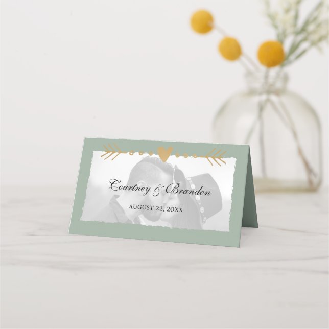 Sage Green Modern Foto Gold Hearts Hochzeiten Platzkarte (Vorderseite)