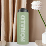 Sage Green Modern Typografy Personalisiert Name Thermosbecher<br><div class="desc">Behalt warme und kalte Getränke mit diesem trendigen,  isolierten Thermalwäscher,  der eine schlaue grüne Farbe hat,  mit dem Namen,  der in weißer,  moderner Typografie gedruckt wurde. Bearbeiten Sie Ihren Thermalwäscher und ersetzen Sie den Namen mit dem gewünschten Namen. Ideal für ein Geburtstagsgeschenk,  Hochzeitsgeschenk,  Trauzeuge,  etc.</div>
