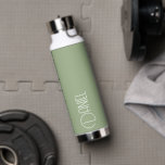 Sage Green Modern Typografy Personalisiert Trinkflasche<br><div class="desc">Eine trendige, vakuumisolierte Wasserflasche mit personalisiertem Namen in Weiß, moderner Typografie auf einem trendigen, schlanke grüne Hintergrund. Stellen Sie die Flasche nach Belieben ein, indem Sie den Namen bearbeiten und nach Belieben den Namen durch Ihren eigenen Namen ersetzen. Ideal für ein Geburtstagsgeschenk, Hochzeitsgeschenk, Trauzeuge, etc. Wählen Sie Ihre Wasserflasche. Wählen...</div>