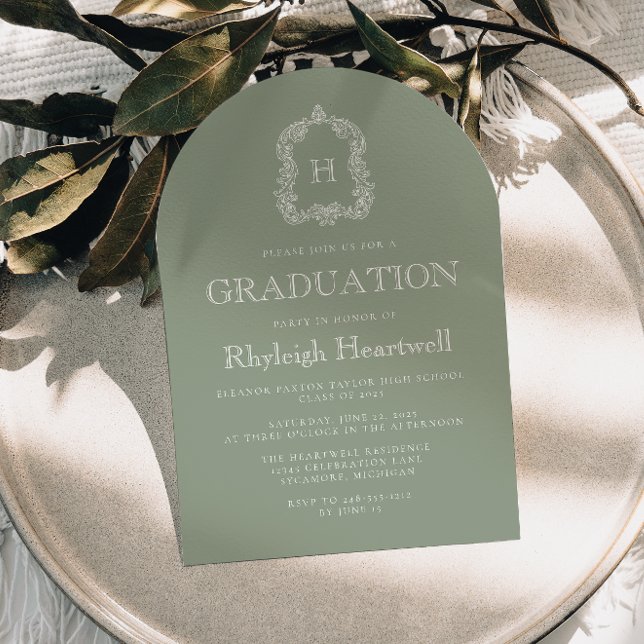 Sage Green Monogram Wappen Arch Graduation Party Einladung (Von Creator hochgeladen)