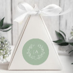 Sage Green Monogram Wedding Runder Aufkleber<br><div class="desc">Siegel deine Einladungen und drücke Dankbarkeit mit unseren Sage Green Monogram Wedding Stickers aus. Diese Aufkleber sind perfekt für Umschlag Aufkleber oder Liebesetiketten geeignet und zeichnen sich durch ihre monografische und klassische Eleganz aus. Sie verleihen Ihrem Hochzeitsgeschenk eine Touch der Eleganz.</div>