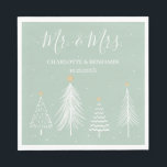 Sage Green Mr. und Mrs. Christmas Winter Serviette<br><div class="desc">Sage Green Mr. und Mrs. Christmas Winter Wedding Napkins zeigt Namensvorlage und Weihnachtsbaum im schlauen grünen Hintergrund.Ein modernes Design perfekt für Wintertheaterhochzeit.Bitte klicken Sie auf den personalisierenden Knopf, um es mit Ihrem Text oder Namen zu verändern.Besuchen Sie bitte meinen Laden "loveyouart" für andere oder ähnliche Designs . Entwurfsausgabe LOVEYOUART-Image von...</div>