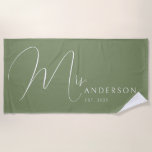 Sage Green Newlyweds Name Personalisiert Honeymoon Strandtuch<br><div class="desc">Genießen Sie Ihre Liebe mit diesem personalisierten Badetuch für Erwachsene, das die Namen der Jungvermählten in einem eleganten, modernen Design trägt. Dieses weiche und lebendige Handtuch eignet sich perfekt für eine Hochzeitsreise, einen Jubiläumsaufenthalt oder einen romantischen Urlaub. Es ist ein Muss für Paare, die gemeinsam mit der Liebe reisen. Es...</div>