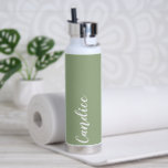 Sage Green Personalisiert Wedding Bridesmaid Trinkflasche<br><div class="desc">Geschenke deine Hochzeitsjury oder Magd oder Ehre mit dieser trendigen,  vakuumgetränkten Wasserflasche,  die ihren Namen in weißem,  stilisiertem Skript auf einem schluchgrünen Hintergrund,  der zu Ihrem Hochzeitsfarbenschema entwickelt wurde. Stellen Sie die Flasche nach Belieben durch Bearbeiten und Ersetzen des Namens durch Ihren eigenen Namen ein. Wählen Sie Ihre Wasserflasche.</div>