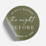 Sage Green Probe Dinner | Naturenacht vorher Runder Aufkleber<br><div class="desc">Bringen Sie eine natürliche, waldreiche Touch zu Ihrem Hochzeitsessen mit diesem schlängelgrünen Rundaufkleber mit "The Night Before". Der staubige grüne Hintergrund verbindet sich wunderbar mit rustikalen, naturlich inspirierten oder Waldhochzeitthemen, was es perfekt macht, Umschläge zu versiegeln, Greifbeutel zu dekorieren oder Geschenke für Ihre Hochzeitsfeier zu personalisieren. Diese elegante, erdige Farbe...</div>