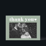 Sage Green Retro Bold Typografy Foto Wedding Dankeskarte<br><div class="desc">Schicken Sie Dankeschön mit diesem anpassbaren Foto danke Ihnen flach Karte. Es zeichnet sich durch Retrofett und ein Herz-Overlay aus. Dieses Foto Dankeschön-Karte wird perfekt für verschiedene Veranstaltungen,  wie Hochzeiten und Abschlüsse. Personalisieren Sie Ihre Lieblings-Horizontale-Fotos.</div>