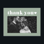 Sage Green Retro Bold Typografy Wedding Danke Postkarte<br><div class="desc">Schicken Sie Dankeschön mit diesem anpassbaren Foto danke Ihnen postcard. Es zeichnet sich durch Retro-fett Typografie und Herzüberlagerung aus. Diese weise grüne Dankkarte ist perfekt für eine Vielzahl von Veranstaltungen,  wie Hochzeiten und Abschlüsse. Personalisieren Sie Ihre Lieblings-Horizontale-Fotos.</div>