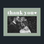 Sage Green Retro Bold Typografy Wedding Danke Postkarte<br><div class="desc">Schicken Sie Dankeschön mit diesem anpassbaren Foto danke Ihnen postcard. Es zeichnet sich durch Retro-fett Typografie und Herzüberlagerung aus. Diese weise grüne Dankkarte ist perfekt für eine Vielzahl von Veranstaltungen,  wie Hochzeiten und Abschlüsse. Personalisieren Sie Ihre Lieblings-Horizontale-Fotos.</div>