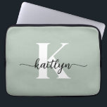 Sage Green Script Monogram Laptopschutzhülle<br><div class="desc">Diese schlichte,  elegante 13" Notebook-Hülle mit Ihrem Vornamen in einem trendigen Script-Schriftart in schwarz und Ihr erster Einstieg in einen modernen Kappe-Schriftart in Weiß ist perfekt für Sie. Es ist stilvoll und trendig und dennoch sehr klassisch. Es ist einzigartig - wie du!</div>