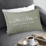Sage Green Script Typografie Personalisiert Mr. Mr Dekokissen<br><div class="desc">Sage Green Script Wedding Heart Arrows Mr. Throw Pillow personalisiert mit dem Nachnamen des glücklichen Paares & dem Hochzeitstag! Einfach für Hochzeiten,  Jubiläen,  Weihnachten,  Verlobung,  etc. zu gestalten. Bitte kontaktieren Sie uns unter cedarandstring@gmail.com ,  wenn Sie Hilfe beim Design oder den passenden Produkten benötigen.</div>