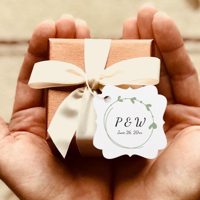Sage Green Simple Heart Wreath Monogram Wedding Geschenkanhänger (In Situ Held)