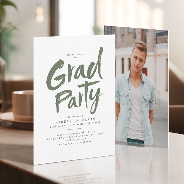 Sage Green Simple Modern Brush Script Grad Party Einladung (Sage Green Simple Modern Brush Script Grad Party Invitation)