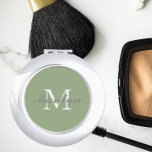 Sage Green stilisiert Wedding Bridesmaid Monogram Taschenspiegel<br><div class="desc">Ein personalisierter Kompaktspiegel für Ihre Hochzeitsfrau oder Trauzeugin,  der ihren Initial- und Namen auf einem trendigen,  schlauen grünen Hintergrund stilisiert. Bearbeiten,  um Initial und Namen zu ersetzen. Wählen Sie Ihren kompakten Spiegelstil aus. Erhältlich in vielen beliebten Hochzeitsfarben.</div>