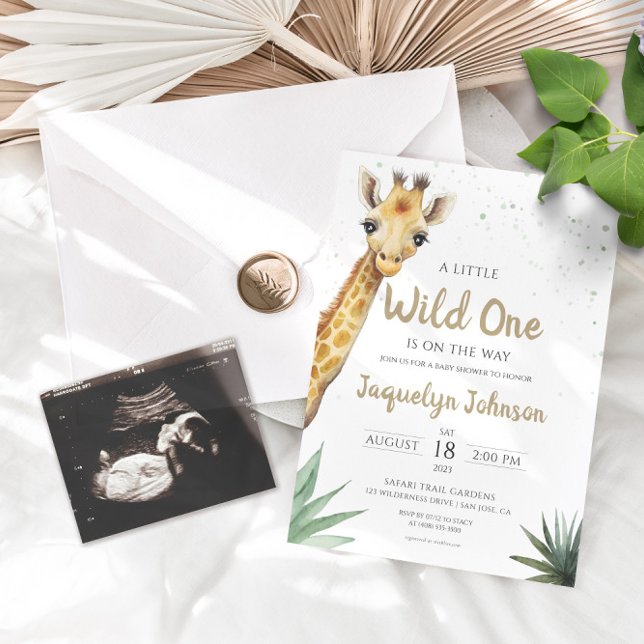 Sage Green und Gold Safari Giraffe Baby Dusche Einladung (You're in for an adventure with this little wild one! This minimalist Giraffe invite is perfect.)