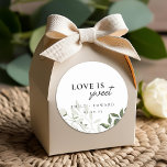 Sage Green und White Floral Liebe ist süße Hochzei Runder Aufkleber<br><div class="desc">Maßgeschneiderte Gastgeschenk Hochzeit-Aufkleber und Etiketten mit "Liebe ist süß" modernes elegantes Weiß-Weiß-Weiß-Design.</div>