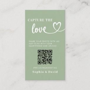 Sage Green Wedding Fotos erfassen den QR-Code der Begleitkarte