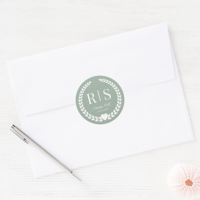 Sage Green Wedding Monogram Initials Runder Aufkleber (Umschlag)
