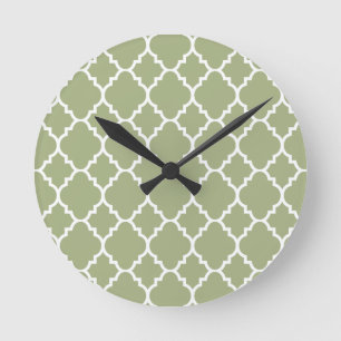 Sage Green White Quatrefoil marokkanisches Muster Runde Wanduhr
