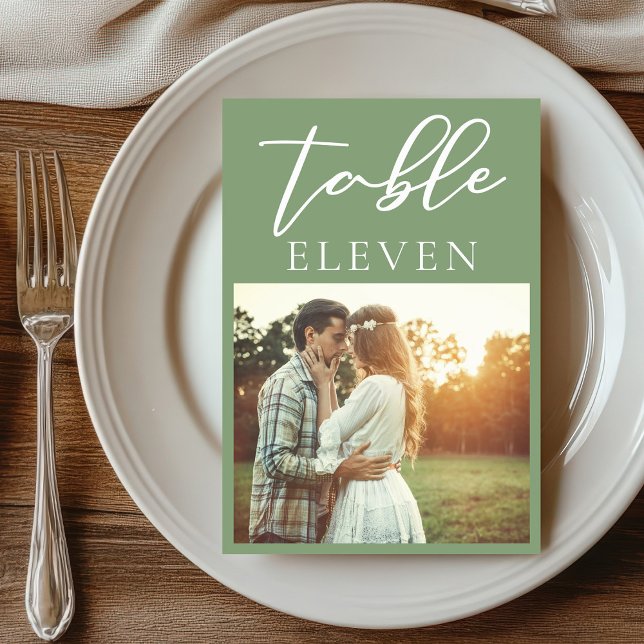 Sage Green White Script Couple Foto Hochzeit Tischnummer (Von Creator hochgeladen)