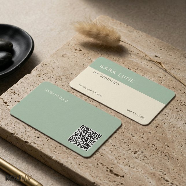 Sage Grün Japandi Minimal QR Code Designer Studio Visitenkarte (Sage Green Japandi Minimal QR Code Designer Studio Modern Business Card
)
