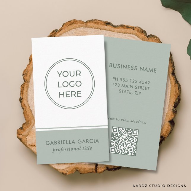 Sage Grün Logo Scannbarer QR-Code Visitenkarte (Front and back of business card shown in 3.4 x 2 in. Choose size, paper and corner style.)