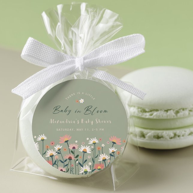 Sage Modern Boho Wildblume Baby in Blütendusche Runder Aufkleber (Von Creator hochgeladen)