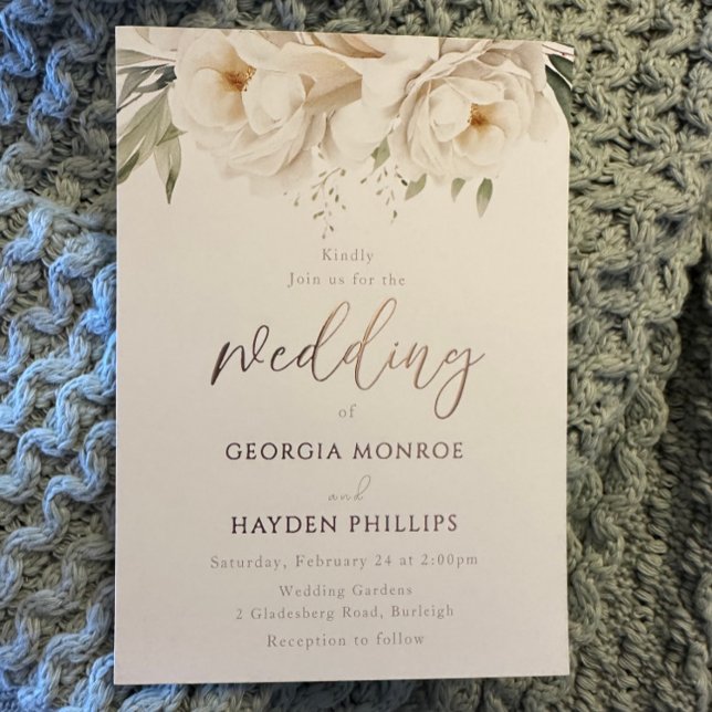 Sage & White Floral Rose Gold Wedding Folieneinladung (Von Creator hochgeladen)