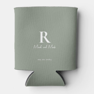 Sage & White Monogram und Couple Names Wedding Dosenkühler