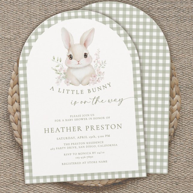 Sagegrüner kleiner Hase Gingham-Bogen-Baby-Party Einladung (Von Creator hochgeladen)