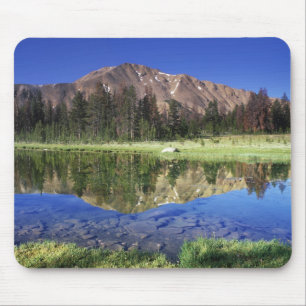 Sägezahnberge spiegeln sich im Fourth of July Mousepad