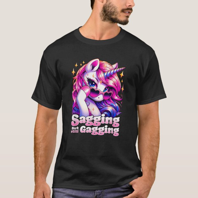 SAGGING BUT STILL GAGGING Funny Unicorn Inappropri T-Shirt (Vorderseite)