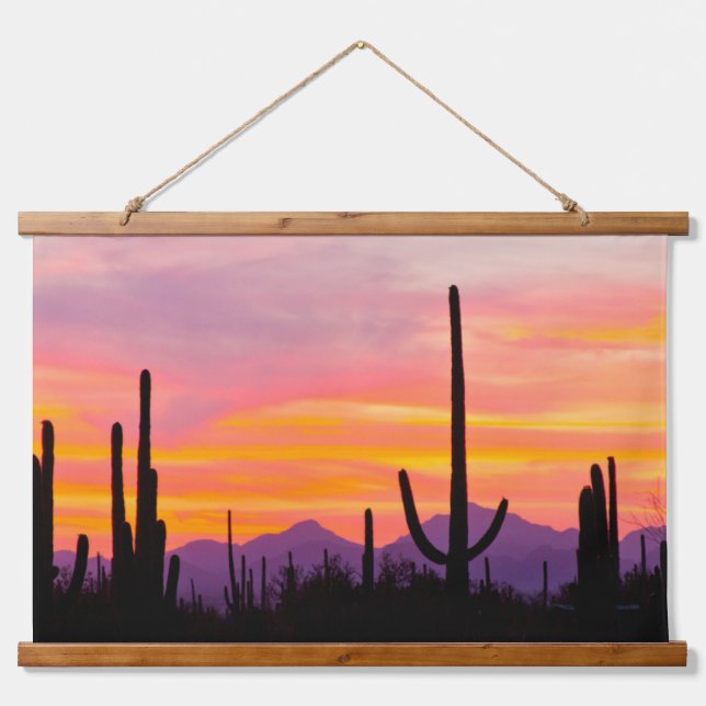 Saguaro Cactus Forest at Sunset Wandteppich Mit Holzrahmen (Vorne)