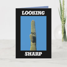 Saguaro-Kaktus-humorvoller Geburtstag schauend