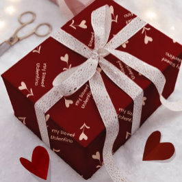 Sahne-Schrift-Herzen auf Burgunderrot - Valentinsm Geschenkpapier