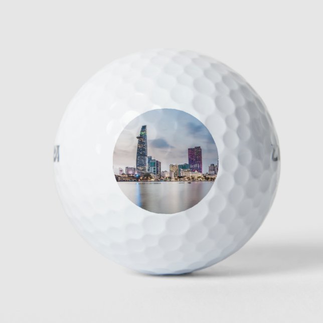 Saigon (Ho-Chi-Minh-Stadt) Skyline bei Sonnenunter Golfball (Vorderseite)
